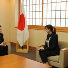 Carolina con la Viceministra de Asuntos Exteriores de Japón, Arfiya ERI.