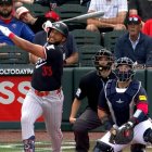 El dominicano Enmanuel Rodríguez conecta su primer jonrón de pre temporada.