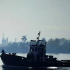Un bote pasa frente a la refinería Ñico López en la bahía de La Habana