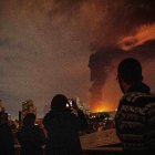 Personas observan fuego  tras ataque contra depósito petrolero en Irán el sábado.  AP