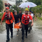 Defensa Civil rescata a un hombre atrapado en alcantarilla en Las Praderas