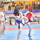 Momento de acción de uno de los combates en la rama femenina en el Torneo Clasificatorio de Taekwondo que se celebra con éxito en Pabellón de Esgrima.