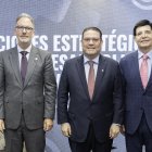 Al centro, el ministro de MICM, Eduardo Sanz Lovatón, junto a  Julio Virgilio Brache y Mario Pujols, presidente y vicepresidente ejecutivo de la AIRD.