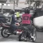 Un motorista con el lema de Fenamoto: "Un golpe a uno, un golpe a to'"