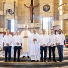Juan José Alorda, Pedro Alorda, Monseñor José Amable Guzmán, Padre Porfirio Espinal, Felipe Thomas, Jorge Hernández y Joso Luis Thomas