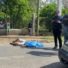 Hombre muere y otro resulta herido de bala en la carretera Don Pedro