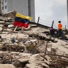 Voluntarios realizan labores de búsqueda en los escombros de un edificio este lunes, en La Guaira (Venezuela). Han pasado cinco días desde el doble terremoto de magnitud 7,2 y 7,5 que sacudió el norte de Venezuela y los sobrevivientes sienten que ya no les queda nada para vivir en el estado costero La Guaira, el más afectado por el desastre. EFE/ Ronald Peña R.