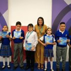 Keila González, Ceo de Bienetre,  junto a niños con discapacidad visual.