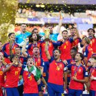 Jugadores de España celebran con el trofeo de campeones