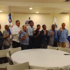 Gilberto De La Cruz (d)  juramenta el comité.