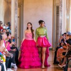 Diseñadora y modelo en pasalera