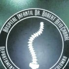 Fue inaugurada hoy la nueva y moderna unidad de Deformidades de Columna del Hospital Infantil Dr. Robert Reid Cabral (HIRRC) que brindará atención a niños con deformidades como Escoliosis, Cifosis, Espondilolistesis, entre otras.
El nuevo departamento pionero en Santo Domingo es coordinado por los cirujanos en columna, doctores Iohan Fernández y Carlos Rodríguez Estévez, quienes trabajan con el apoyo de los departamentos de Cardiología, Pediatría, Neumología, Neurología, Neurofisiología, Fisiatría, Cuidados intensivos, entre otros.   Logo de la Unidad Deformidades Columna.  Hoy/Fuente Externa 26/10/18