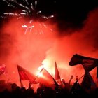 Manifestantes celebran en la Plaza Italia de Santiago el triunfo del 'apruebo' en el plebiscito para una nueva Constitución en Chile, el 25 de octubre de 2020.  / Iván Alvarado / Reuters