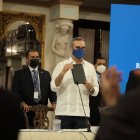 Presidente Luis Abiander con una tableta.