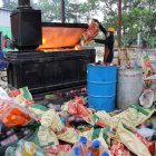 Momento en que se incinera los miles de productos dañados decomisados por Pro Consumidor en diferentes operativos.