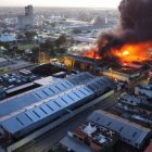 Fuego de fábrica de colchones. Una de las imágenes que circula en redes sociales.