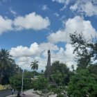 José David, momentos en que pretendía suicidarse desde la Torre Eiffel (Foto @CiudadanoPatru1).