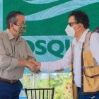 El ministro de Medio Ambiente, Orlando Jorge Mera y el presidente de la empresa agroforestal Bosquesa, José Rafael de Moya, encabezaron la mesa de honor