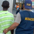 Agentes de Migración de República Dominicana mientras conduce un haitiano en presunta condición ilegal (fuente externa).