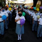 AME9790. SAN SALVADOR (EL SALVADOR), 19/01/2022.- Estudiantes del liceo Reverendo Juan Bueno participan en la inauguración del año escolar protegidos con mascarillas hoy, en San Salvador (El Salvador). A partir de esta semana colegios privados iniciaron el año escolar en El Salvador, mientras en el sector público comienza el 31 de enero y las clases se mantendrán en modalidad semipresencial, es decir los padres tienen la opción de mandar a sus hijos o no a las aulas. EFE/Rodrigo Sura
