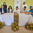 El director del FEDA, Hecmilio Galván, en la firma del acuerdo para el proyecto de siembra de coco y la reactivación de la planta procesadora de sustrato