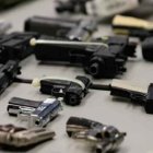 En la grabación se puede ver al pastor Rene Arian, de la Iglesia Agnus, ungiendo revólveres, pistolas, una escopeta y un fusil, mientras pide que los artefactos “protejan a la población". 