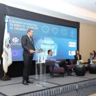 El director ejecutivo de Pro Consumidor, Eddy Alcántara, habla en la conferencia con motivo del Día Mundial de los Derechos del Consumidor.