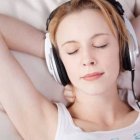 Persona escuchando música (Fuente externa)