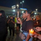 Familiares y amigos de David de los Santos protestan frente a la plaza Ágora Mall.