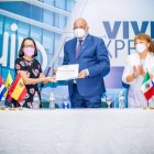 El ministro Roberto Fulcar recibiendo reconocimiento