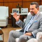 La foto presenta al presidente de Diáspora & Development Foundation, Rodolfo Pou, al momento de conversar con este periodista. 