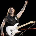 El cantante colombiano Juanes durante su actuación este domingo en el cierre del Festival Cordillera 2023, en el Parque Simón Bolívar en Bogotá. EFE/ Carlos Ortega