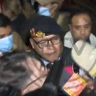 Momentos del apresamiento del general Zúñiga, mientras hablaba con la prensa en vivo, y para el canal oficial del gobierno, Bolivia TV Oficial. (Captura de pantalla de transmisión Bolivia TV Oficial).
