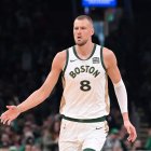 NBA: la descomunal tapa de Porzingis en la apabullante victoria de los Celtics
