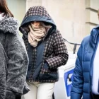 La millonaria india Namrata Hinduja (c) acude con sus abogados al juicio por explotación de su personal doméstico, el 15 de enero de 2024 en Ginebra © Gabriel Monnet / AFP/Archivos