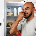 Para prevenir los malos olores en la nevera, es esencial realizar una limpieza regular, almacenar correctamente los alimentos y asegurarse de que el refrigerador funcione a la temperatura adecuada. (Brillocor)
