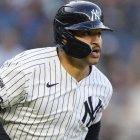  Trent Grisham, de NYY, anota tras pegar su jonrón.