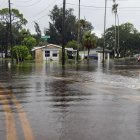 Una persona camina por una vía inundada por las aguas de Debby en Tampa.  AP