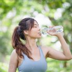 El cuerpo depende del agua para sobrevivir ya que ayuda a regular la temperatura.