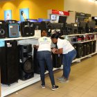 Inspectores de Pro Consumidor supervisando las ofertas de establecimientos con motivo al Día de los Padres.