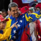   Presidente Nicolás Maduro junto a sus seguidores en manifestación a su favor.  AP