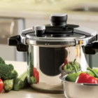 Este método de cocción es significativamente más rápido que los métodos convencionales, como hervir, asar o guisar. (Cocina Vital)
