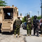 Policías haitianos y kenianos patrullan junto en Puerto Príncipe desde unos días. EFE