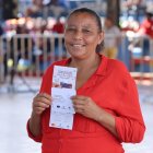 Los y las beneficiarias pasan por una mesa de verificación y luego reciben la tarjeta Mastercard Reservas con el monto de 1,500 pesos.