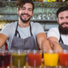 Con ingenio y destreza, los bartenders han llevado la mixología a otro nivel. Cada 24 de febrero se les reconoce con un día que destaca su historia, creatividad y legado. (Freepik)