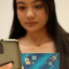 El uso del celular en transacciones financieras crece en el país.  Duany Núñez