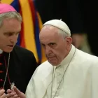 El papa Francisco escucha al prefecto de la Casa Pontificia, Georg Gaenswein, durante una audiencia con los participantes de una reunión organizada por el Banco de Alimentos.