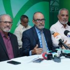 Héctor Acosta, vocero del Subgabinete Agroalimentario y Ambiental de la Fuerza del Pueblo, habla en rueda de prensa.