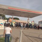 Policía y civil mueren a tiros en estación de combustible en Santo Domingo Norte