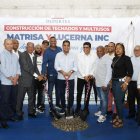 El ministro de Deportes, Kelvin Cruz, da el palazo donde dejó iniciado los trabajos de 11 mulitusos en SDE